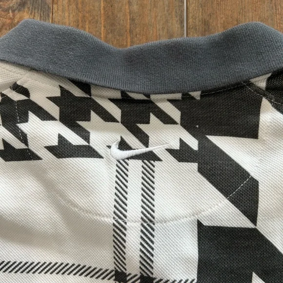 Nike Black and White Short Sleeve Top - Picture 4 of 4